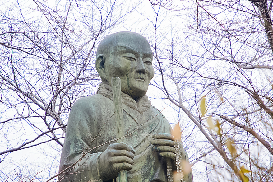 證大寺にある親鸞聖人の大きな銅像