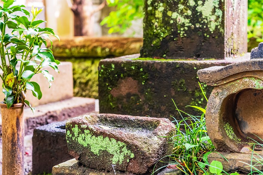 墓石が汚れてしまう原因は主に２つ！「汚れの蓄積」と「経年劣化による汚れ」