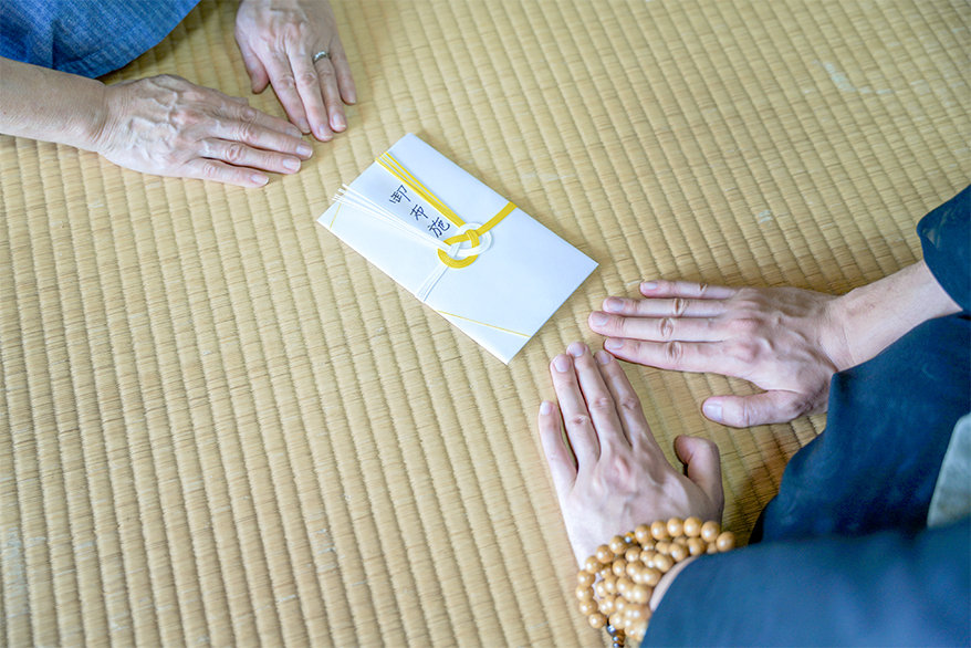 四十九日法要で僧侶へお布施を渡す際の挨拶例文【施主側】