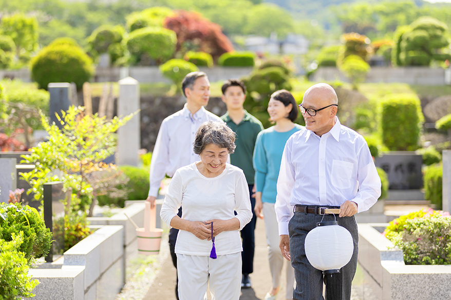 お盆期間中、お墓参りはいつ行ってもよい
